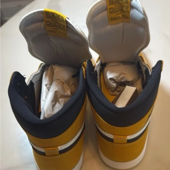Air Jordan 1 Retro High OG 'Yellow Ochre' - Picture 12 of 15